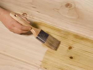 Обработка древесины лаком