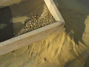 Просеивание песка ситом