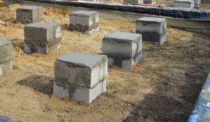 Столбы из бетонных блоков